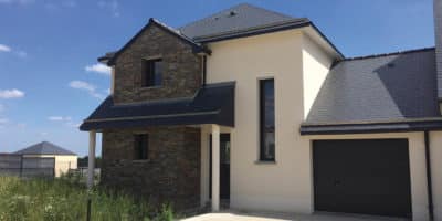 Maison construite à Aubigné (35) par Maisons Elian, avec parement en pierre