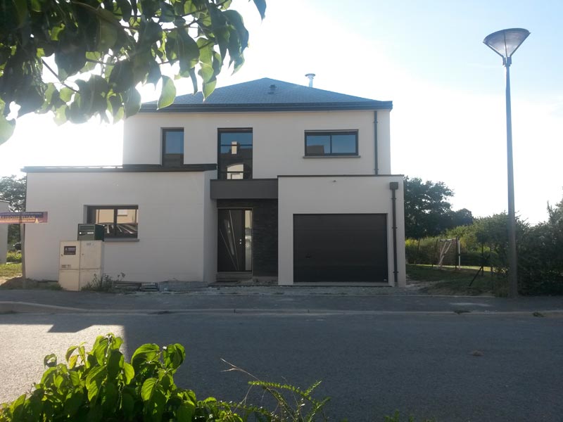 Construction d'une maison moderne quatre pans à Châteaubourg